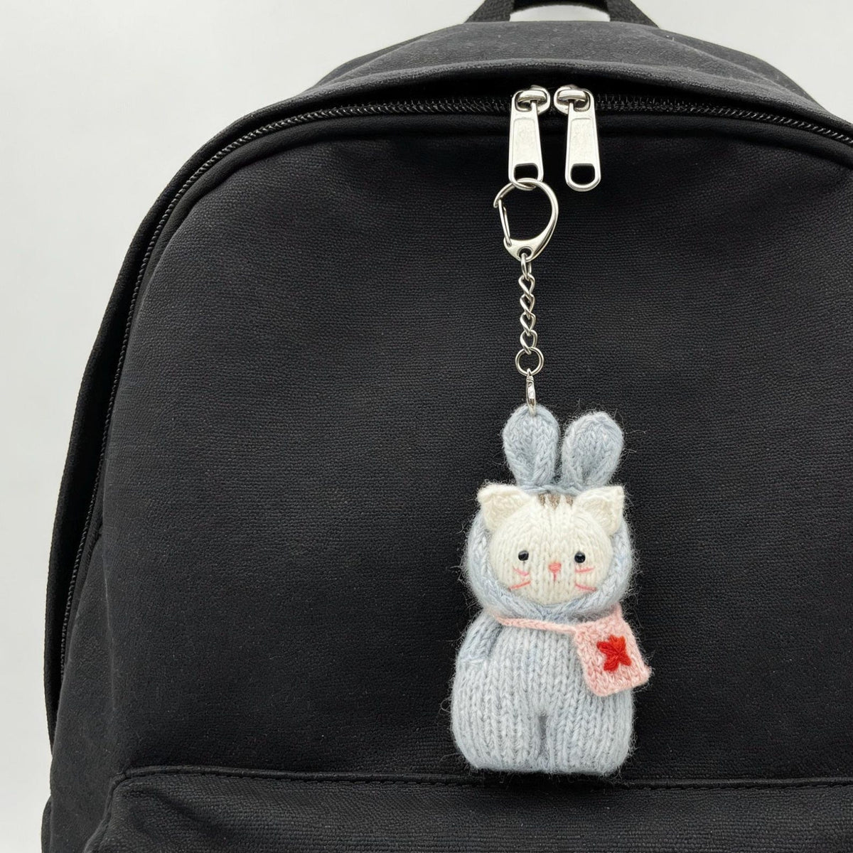 Artisan knit feline figurine, indoor ornamental wares, purse‑hung trinkets, table‑top showcase sculpture, Yuletide household adornment