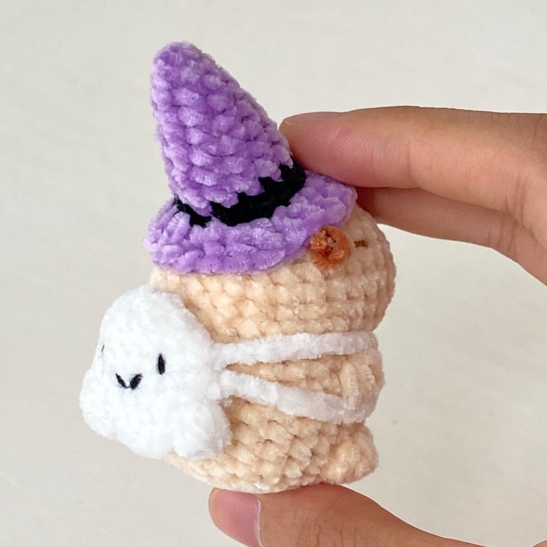 Crochet Capybara Themed Halloween Fall Keychain, Amigurumi Capybara, Capybara With Bag Plush Toy Keychains, Mini Capybara Halloween Gifts