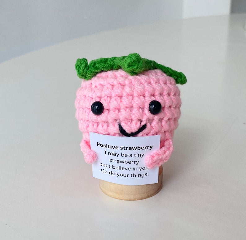 Funny Positive Strawberry, Knitted Strawberry Toy With Positive Card, Cute Wool Inspirational Strawberry Crochet Fruit Doll Cheer Up Gifts