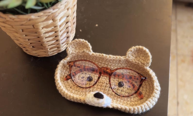 Crochet Bear Glasses Holder: Acrylic Teddy Bear Eyeglass Tray