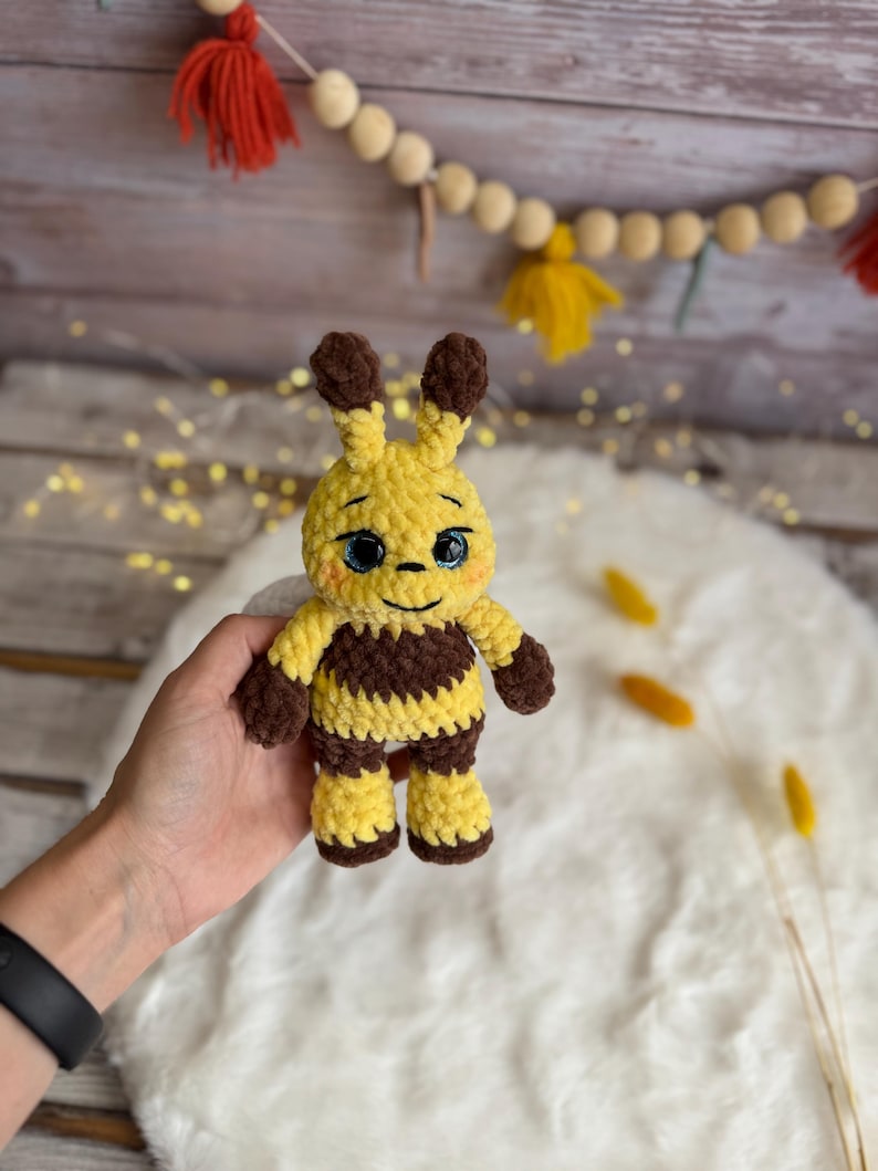 Crochet Honey Bee, Amigurumi Bumble Bee Plush, Beekeeper Gift, Insect Lover Gift, Nature Lover Gift