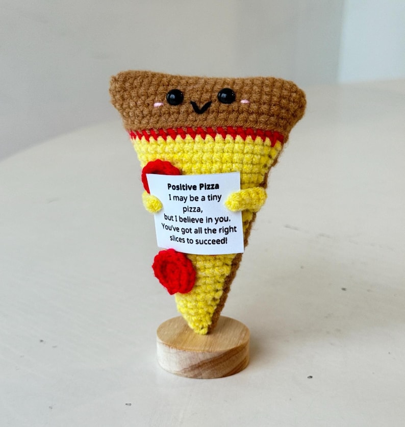 Funny Positive Pizza, Knitted Pizza Toy With Positive Card, Cute Wool Inspirational Pizza Crochet Food Doll Cheer Up Gifts