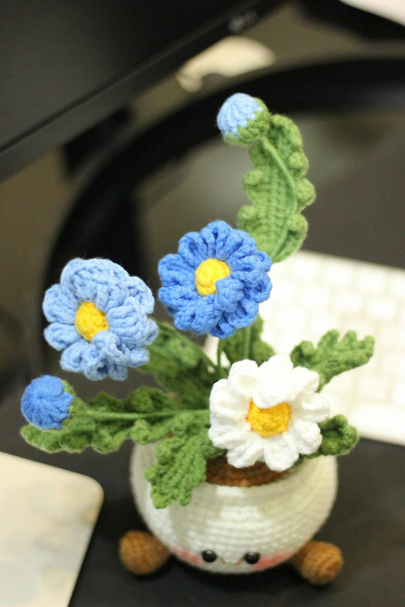 Cute Crochet Flower Pot – Kawaii Amigurumi Plant 25cm – Smiling Desk Decor – Handmade Gift Idea