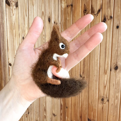 Needle Felted Red Squirrel Ornament Hanging Decor, Lifelike Mini Squirrel Figurine, Handmade Gift, Woodland Animals, Squirrel Gift