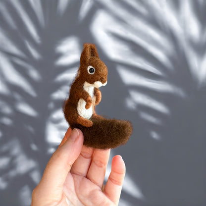 Needle Felted Red Squirrel Ornament Hanging Decor, Lifelike Mini Squirrel Figurine, Handmade Gift, Woodland Animals, Squirrel Gift