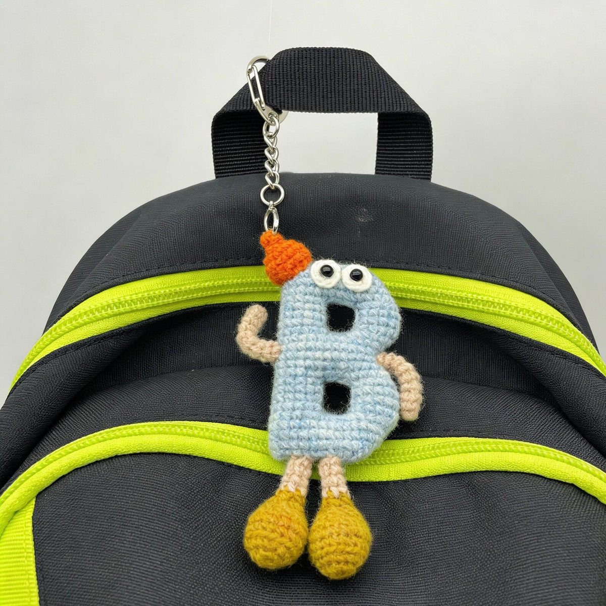 Artisan yarn‑knit letter‑B charm, pack ornamental trim, keyring dangling piece, pal‑focused memento, Yuletide festive keepsake