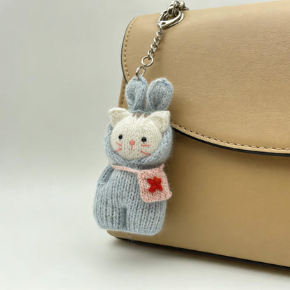 Artisan knit feline figurine, indoor ornamental wares, purse‑hung trinkets, table‑top showcase sculpture, Yuletide household adornment