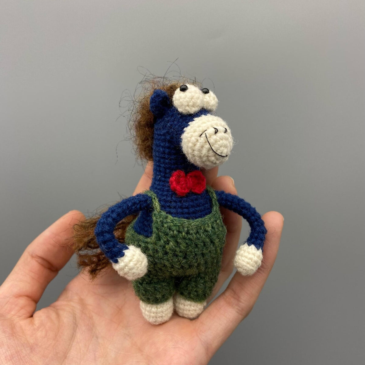 Artisan knit equine sculpted pieces, tabletop ornamental accents, companion mementos, hobbyist display statues, Yuletide room embellishments