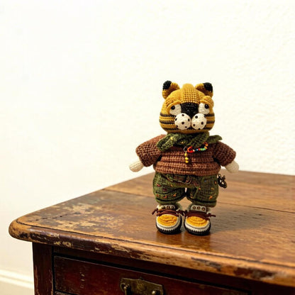 Artisan woven feline sculpted pieces, enthusiast display trinkets, imaginative tabletop ornamental accents, Yuletide desk embellishments