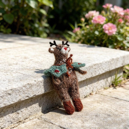 Artisan woven reindeer sculpted pieces, Yuletide ornamental accents, seasonal mementos, ladies’ romantic treasures, winter home adornments