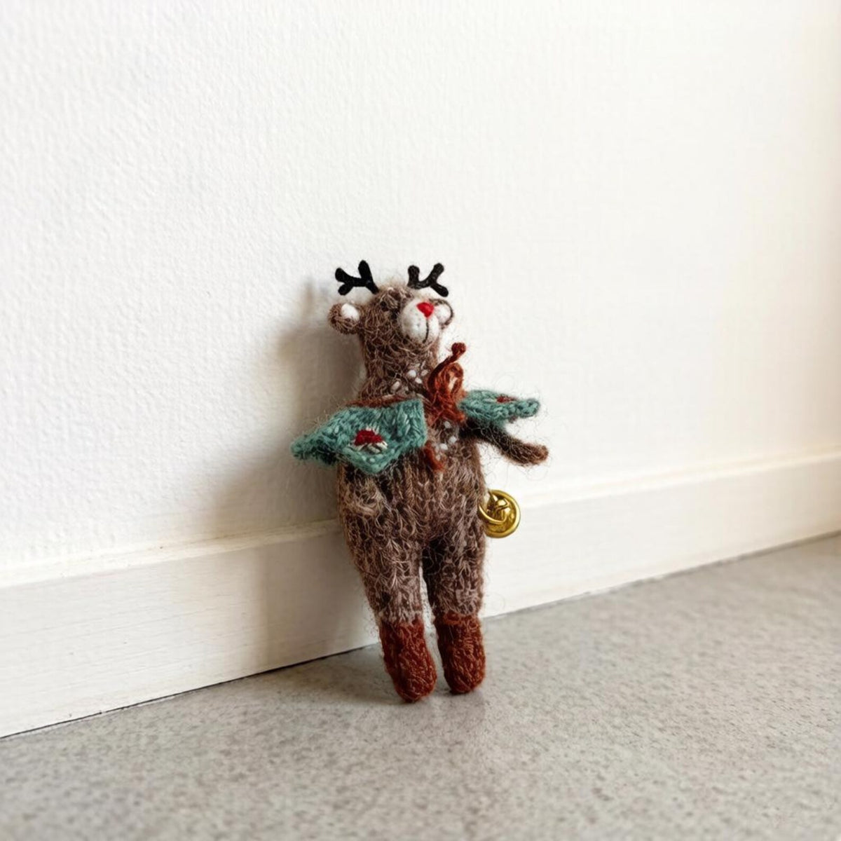 Artisan woven reindeer sculpted pieces, Yuletide ornamental accents, seasonal mementos, ladies’ romantic treasures, winter home adornments