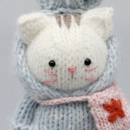 Artisan knit feline figurine, indoor ornamental wares, purse‑hung trinkets, table‑top showcase sculpture, Yuletide household adornment