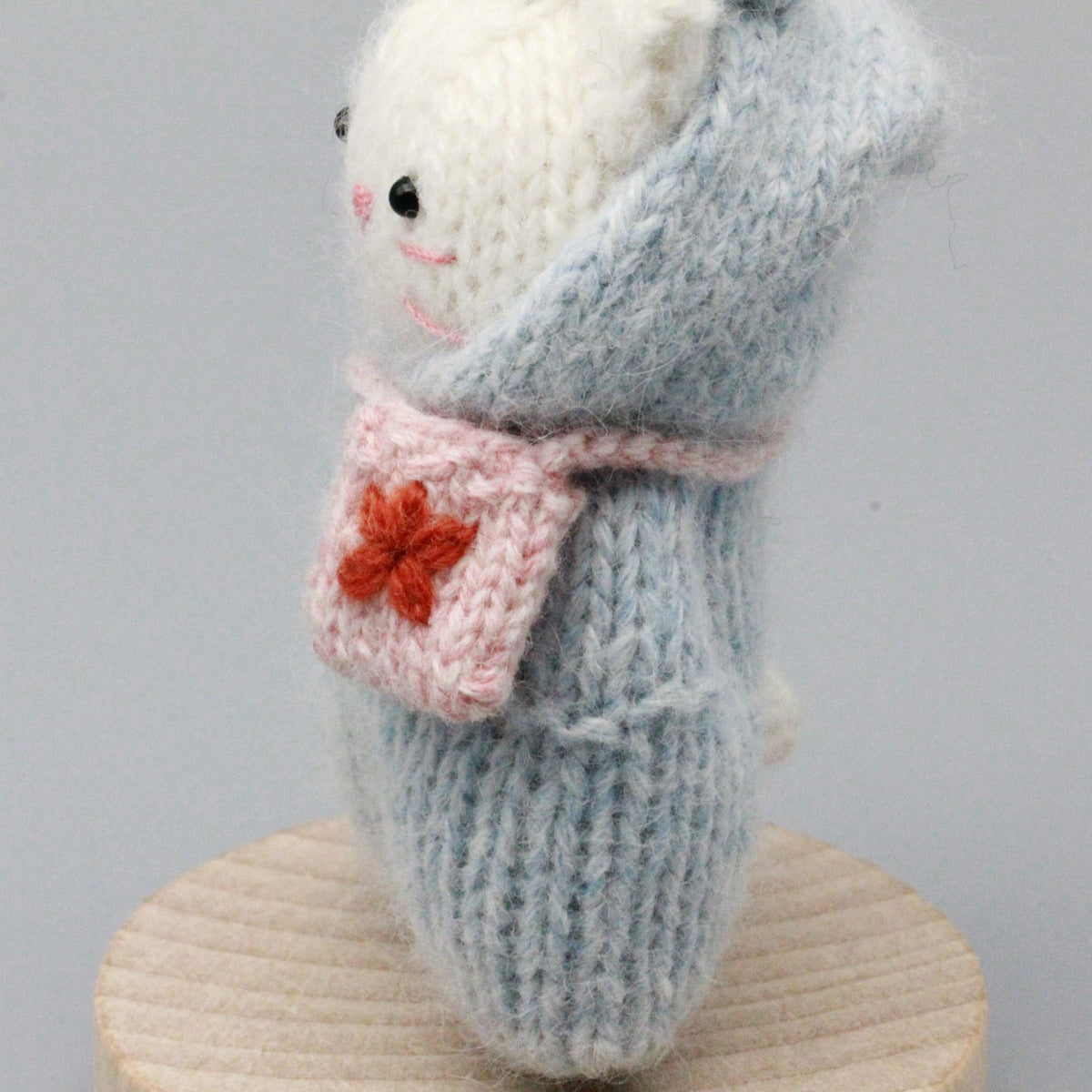 Artisan knit feline figurine, indoor ornamental wares, purse‑hung trinkets, table‑top showcase sculpture, Yuletide household adornment