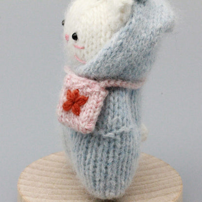 Artisan knit feline figurine, indoor ornamental wares, purse‑hung trinkets, table‑top showcase sculpture, Yuletide household adornment
