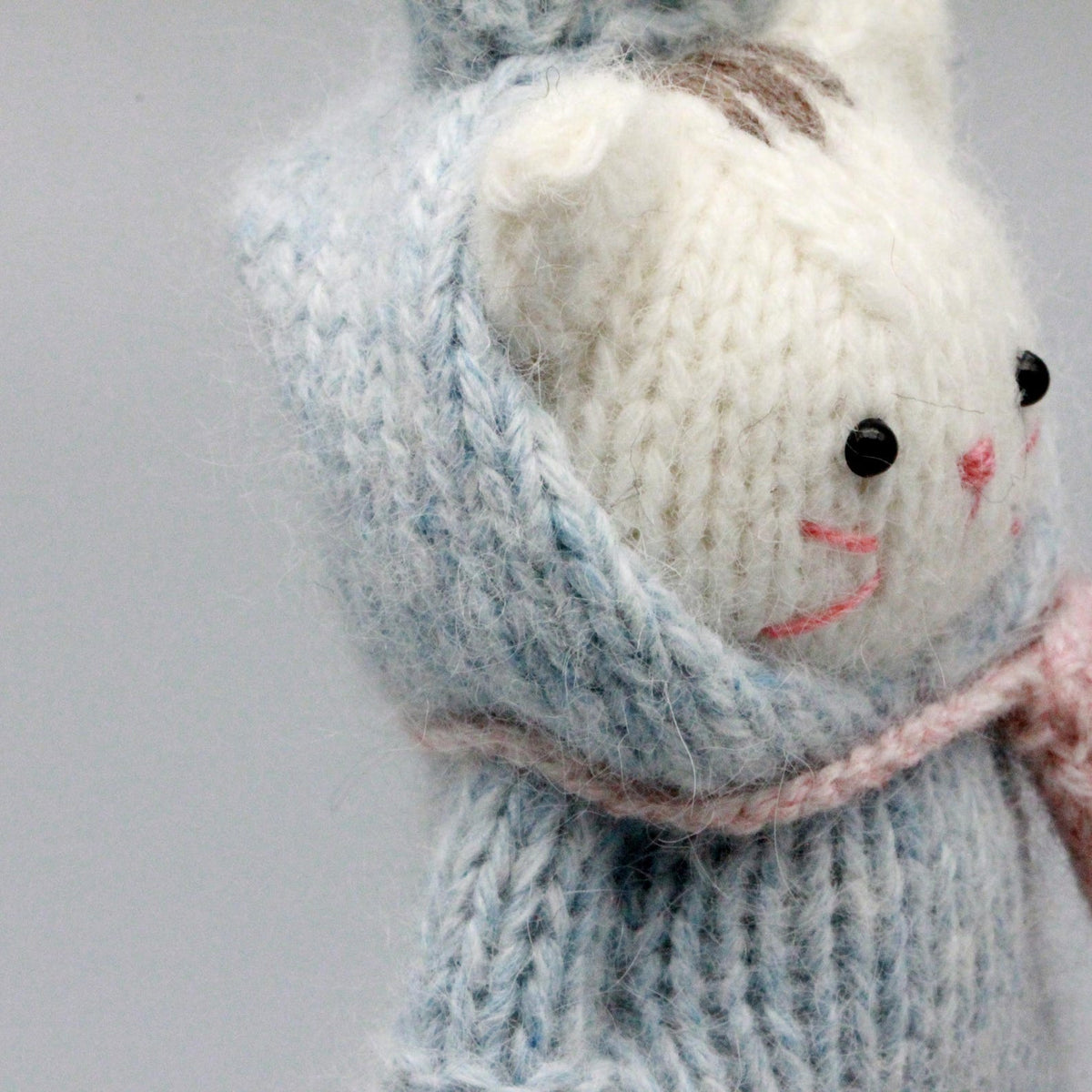 Artisan knit feline figurine, indoor ornamental wares, purse‑hung trinkets, table‑top showcase sculpture, Yuletide household adornment