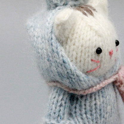 Artisan knit feline figurine, indoor ornamental wares, purse‑hung trinkets, table‑top showcase sculpture, Yuletide household adornment