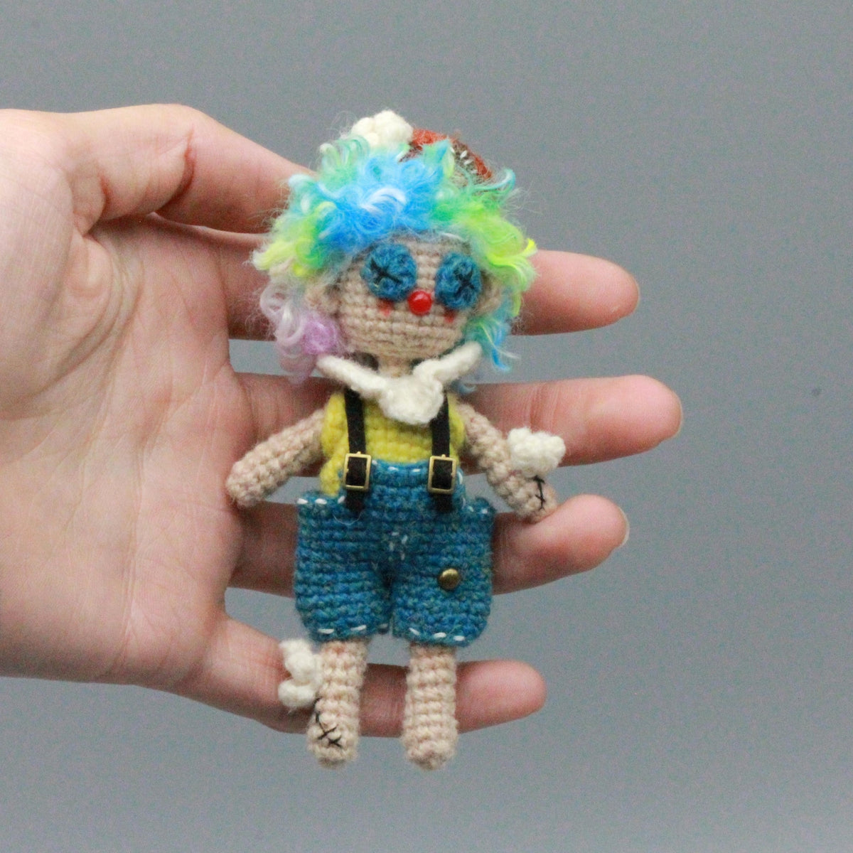 Artisan clown figurines, rucksack dangling trinkets, table‑top showcase ornaments, hobbyist display sculptures, Yuletide household adornment