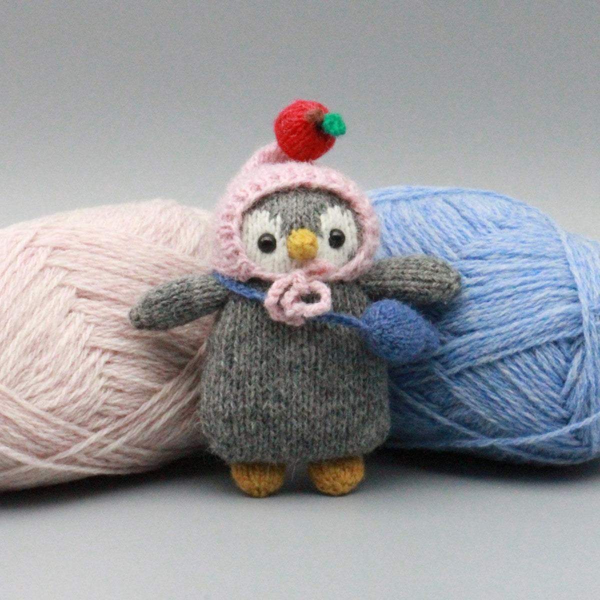 Artisan penguin figurines, purse‑attached hang‑ons, tabletop showcase pieces, birthday milestone memento, Yuletide household adornment