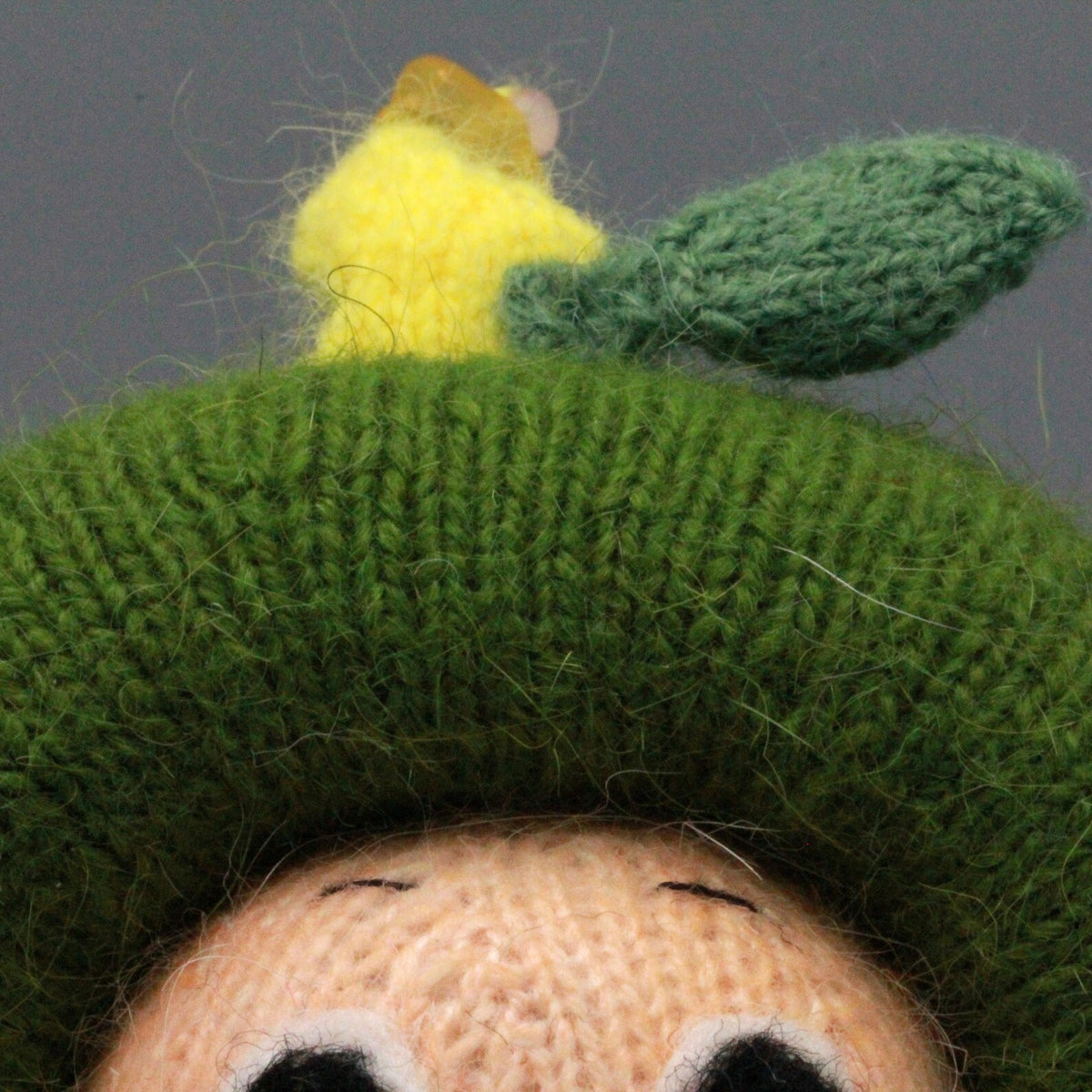 Artisan knit green apple figurine, nursery ornamental piece, birthday milestone memento, hobbyist showcase treasure, Yuletide home adornment