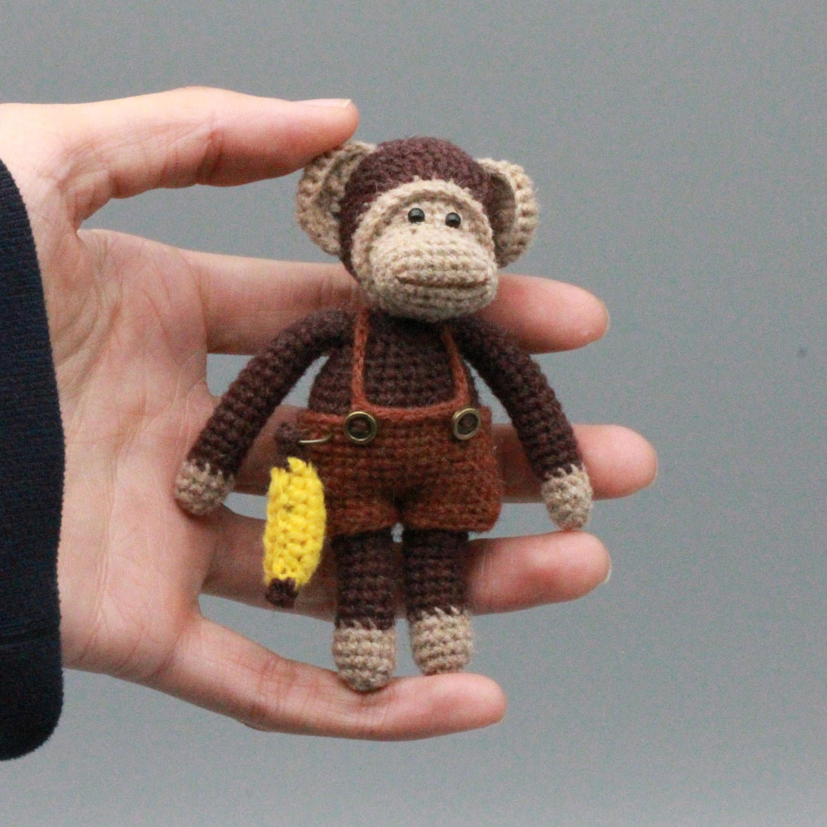 Artisan woven banana primate statuette, juvenile memento, infant gathering adornment, hobbyist display sculpture, Yuletide playroom trim