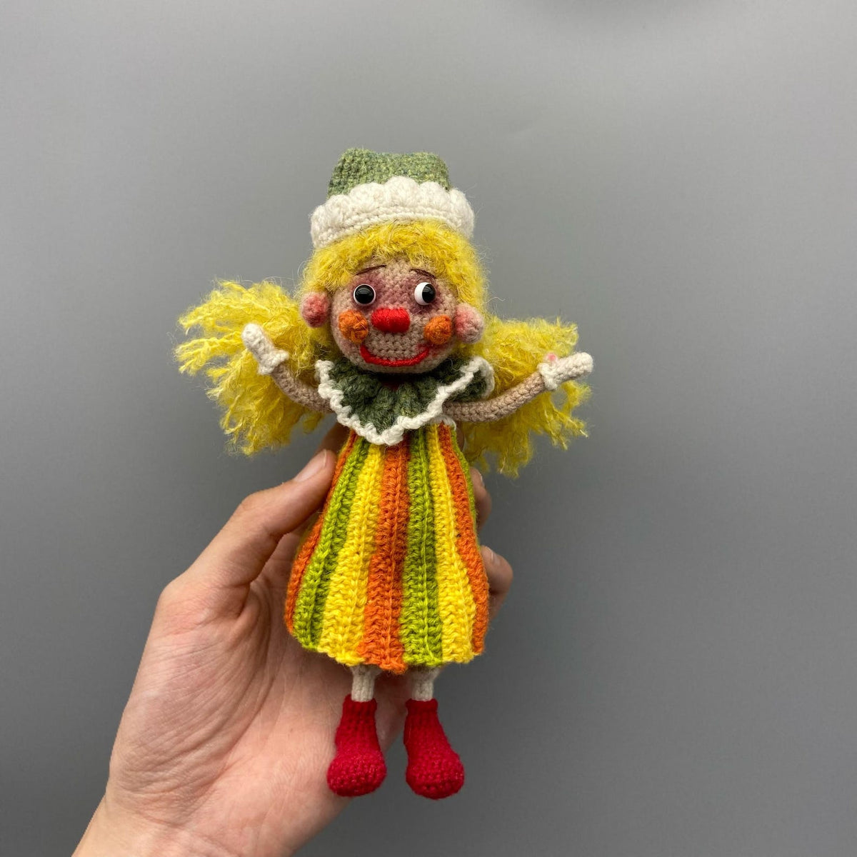 Handcrafted Circus Clown Statues Artistic Desktop Embellishments Vintage Keepsakes Romantic Tokens Christmas Holiday Trinkets