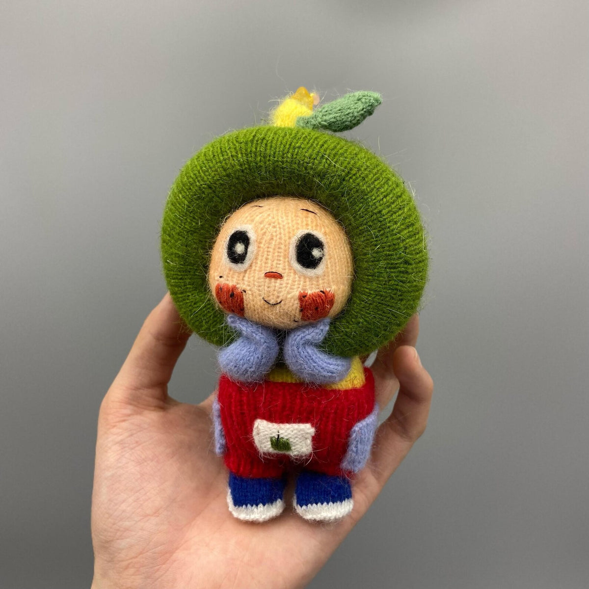 Artisan knit green apple figurine, nursery ornamental piece, birthday milestone memento, hobbyist showcase treasure, Yuletide home adornment
