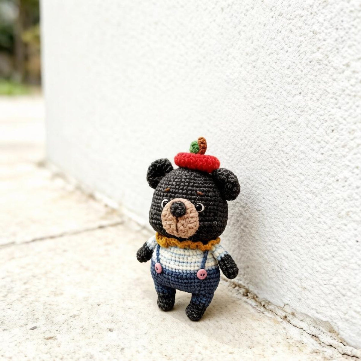 Artisan woven black bear sculpted pieces, tabletop souvenir trinkets, hobbyist display adornments, Yuletide household accents