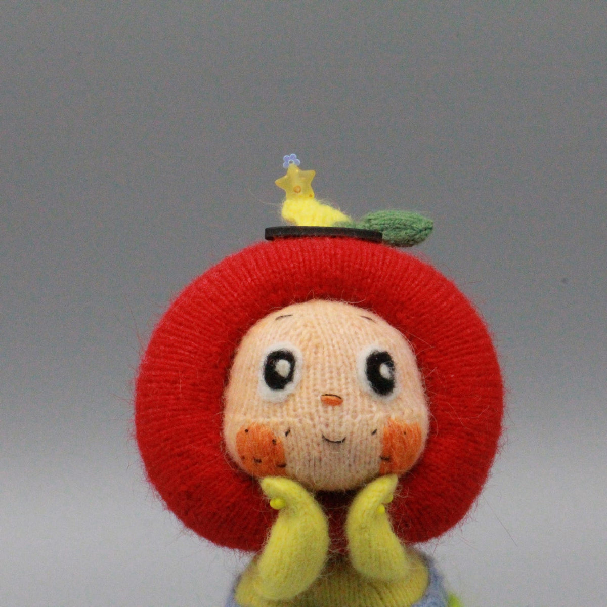 Hand Knit Wool Apple Figurine Cheerful Nursery Embellishment Youth Tokens Vintage Curios Interior Surprises Christmas Holiday Trinkets