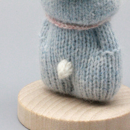 Artisan knit feline figurine, indoor ornamental wares, purse‑hung trinkets, table‑top showcase sculpture, Yuletide household adornment