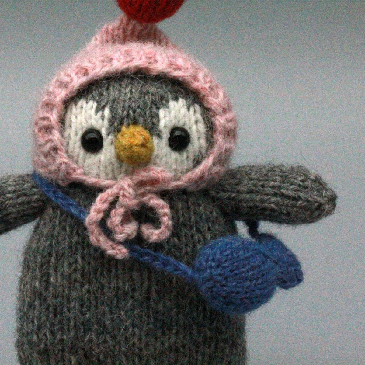 Artisan penguin figurines, purse‑attached hang‑ons, tabletop showcase pieces, birthday milestone memento, Yuletide household adornment