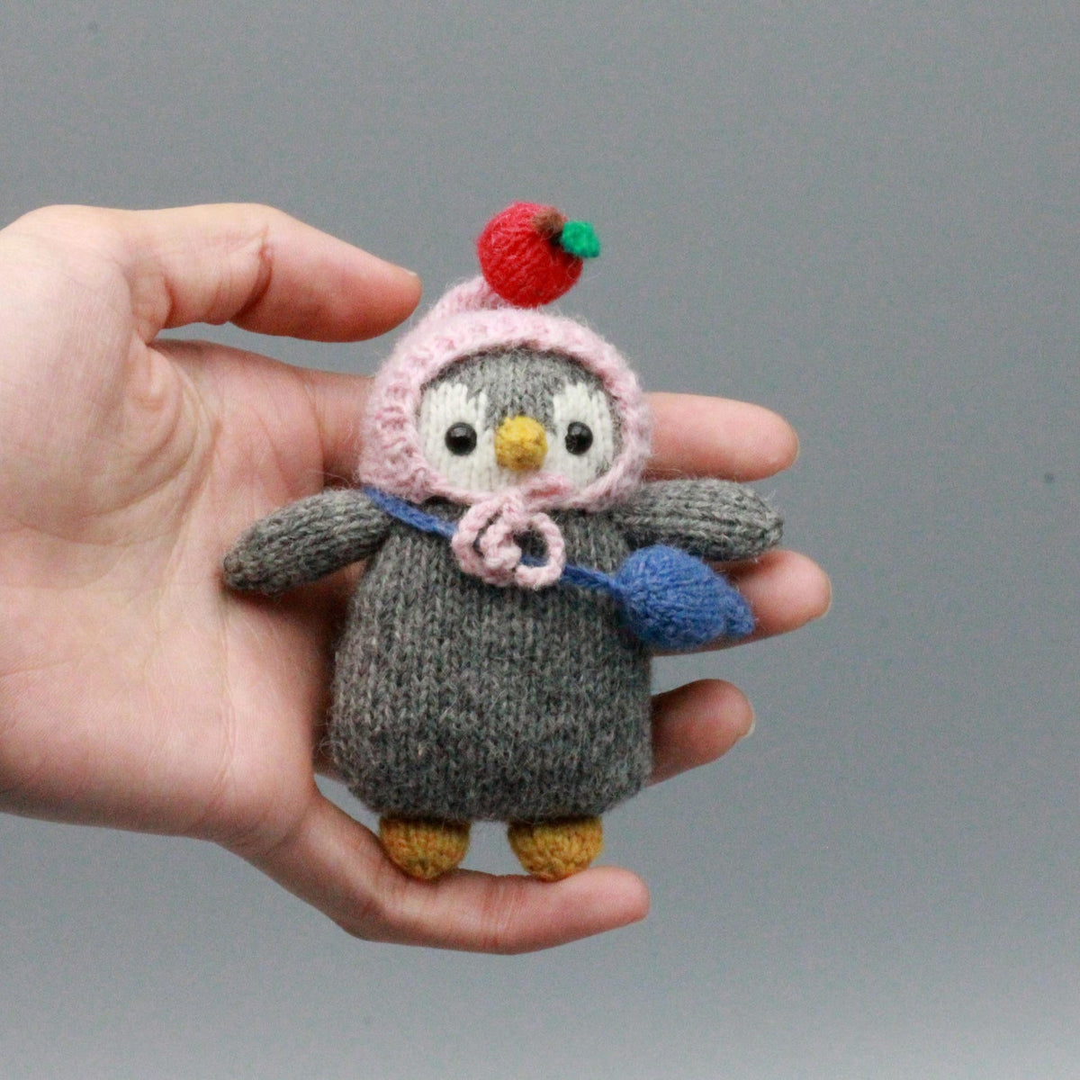 Artisan penguin figurines, purse‑attached hang‑ons, tabletop showcase pieces, birthday milestone memento, Yuletide household adornment