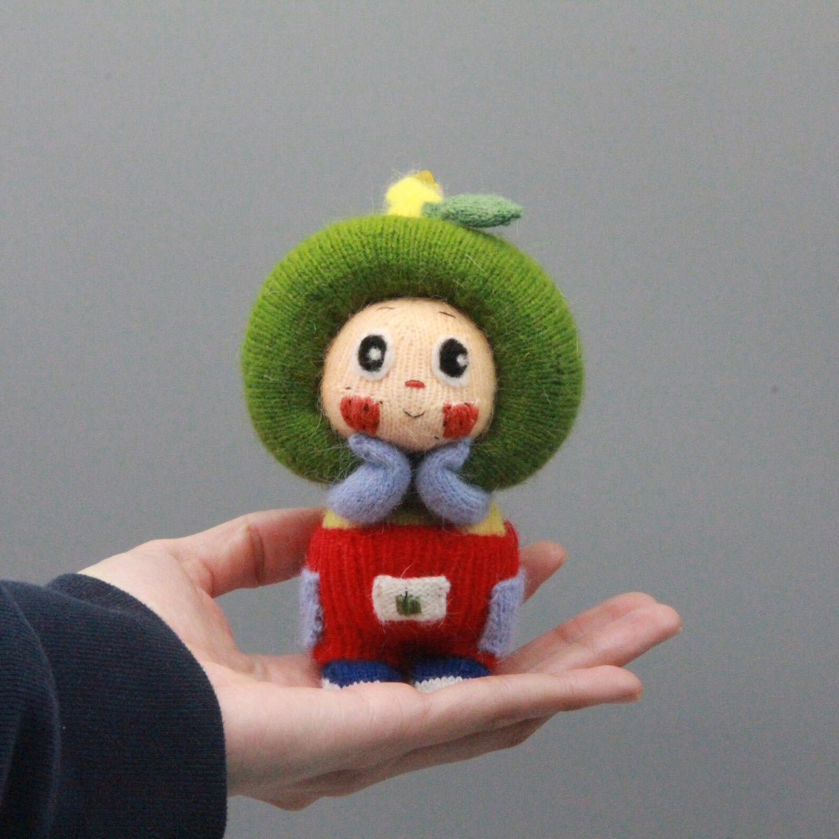 Artisan knit green apple figurine, nursery ornamental piece, birthday milestone memento, hobbyist showcase treasure, Yuletide home adornment