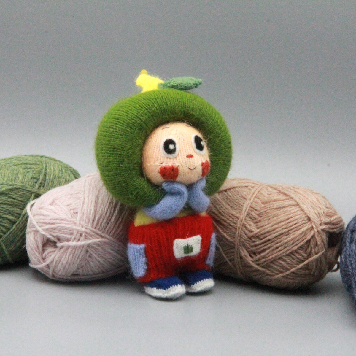 Artisan knit green apple figurine, nursery ornamental piece, birthday milestone memento, hobbyist showcase treasure, Yuletide home adornment