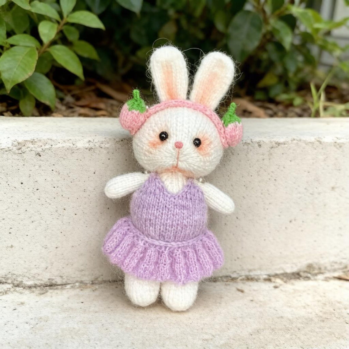 Hand Woven Strawberry Rabbit Figurine Wool Yarn Comfort Plaything Household Embellishment Nuptial Gathering Christmas Holiday Trinkets