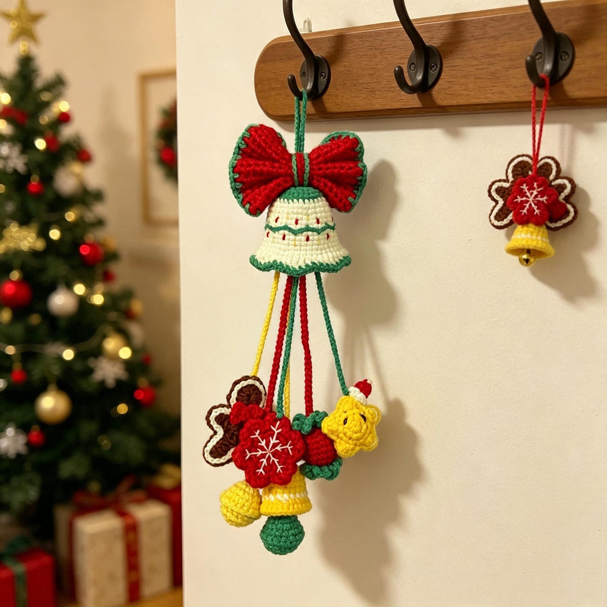 Hand-Crocheted Yuletide Indoor Wall Dangle, Christmas-Themed Seasonal Trinket, Household Wall Accent, Winter Housewarming Keepsake
