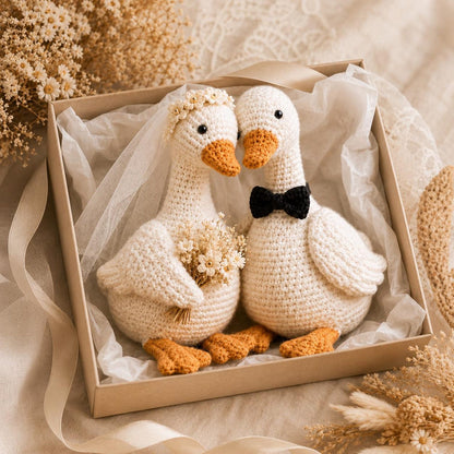 Custom Duck Wedding Cake Topper, Crochet Bride and Groom Geese Plush, Cute Animal Wedding Decor, Unique Anniversary Gift, Farmhouse Wedding
