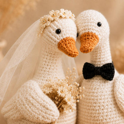 Custom Duck Wedding Cake Topper, Crochet Bride and Groom Geese Plush, Cute Animal Wedding Decor, Unique Anniversary Gift, Farmhouse Wedding