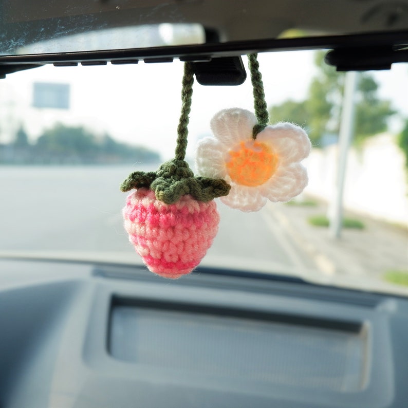 Crochet Strawberry & Daisy Car Charm: Kawaii Rear View Mirror Decor