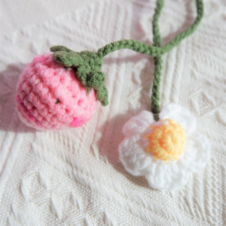 Crochet Strawberry & Daisy Car Charm: Kawaii Rear View Mirror Decor