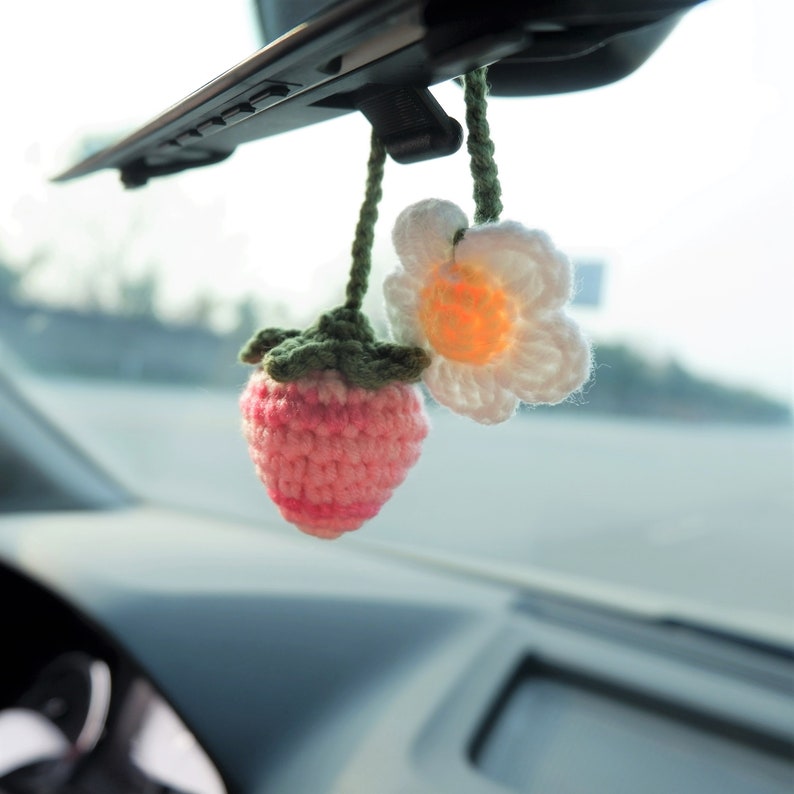 Crochet Strawberry & Daisy Car Charm: Kawaii Rear View Mirror Decor