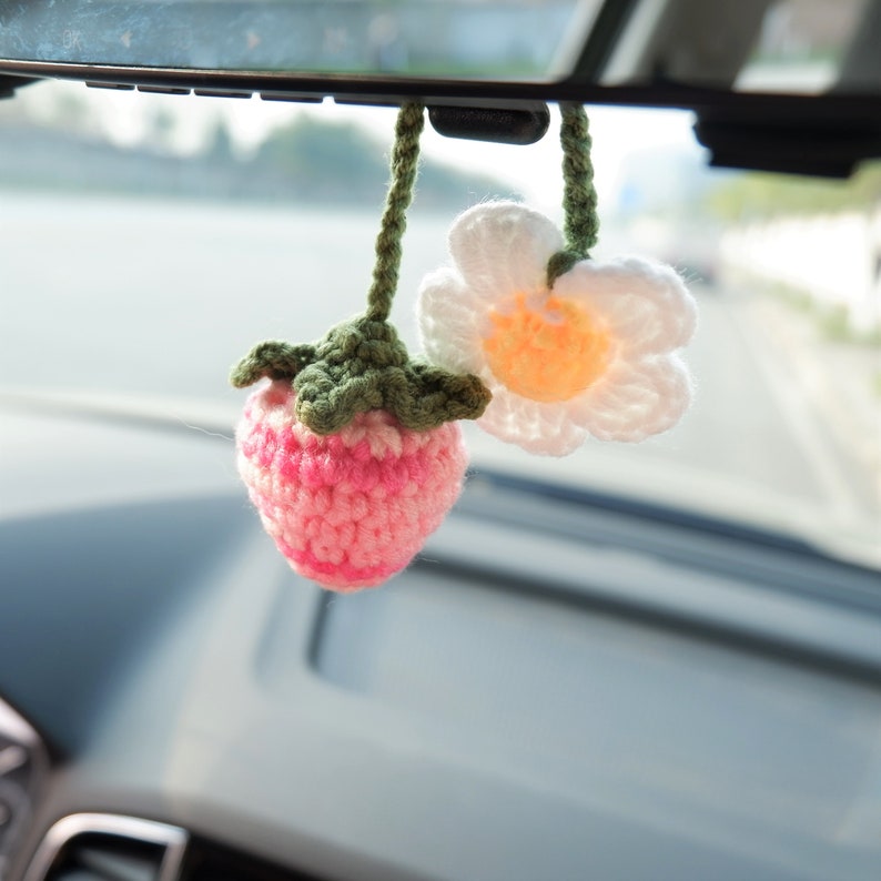 Crochet Strawberry & Daisy Car Charm: Kawaii Rear View Mirror Decor