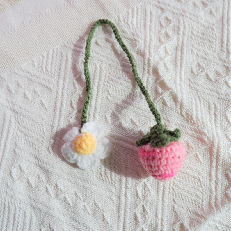 Crochet Strawberry & Daisy Car Charm: Kawaii Rear View Mirror Decor