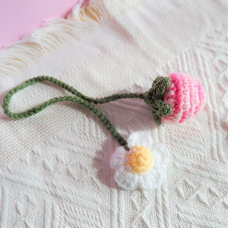 Crochet Strawberry & Daisy Car Charm: Kawaii Rear View Mirror Decor