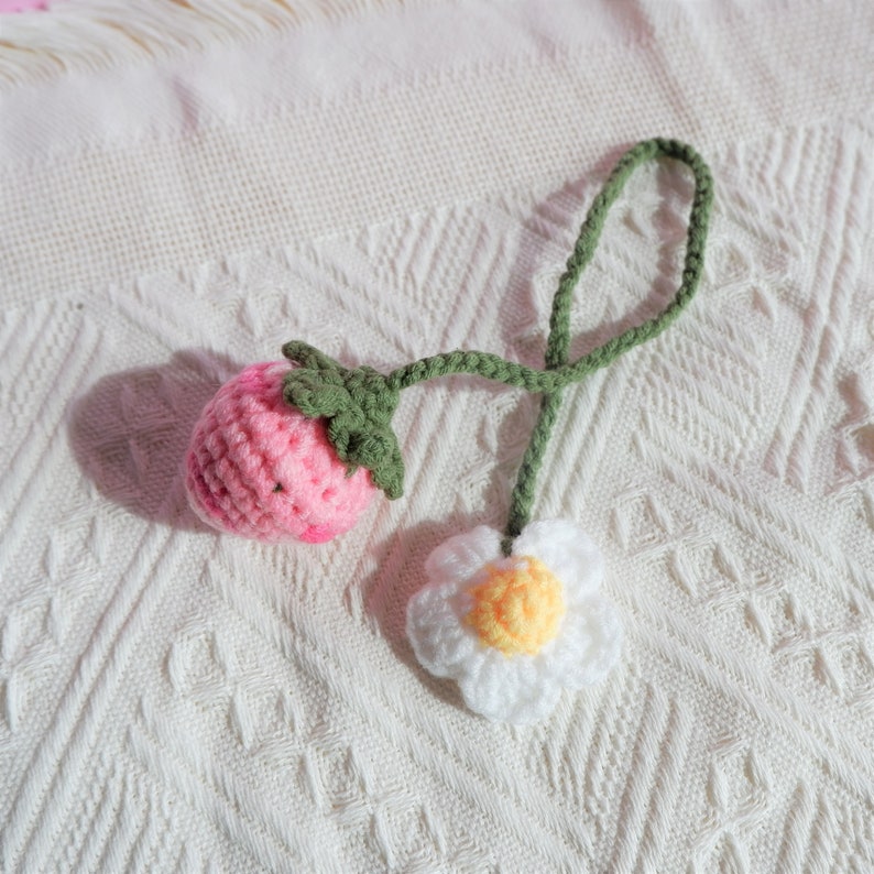 Crochet Strawberry & Daisy Car Charm: Kawaii Rear View Mirror Decor