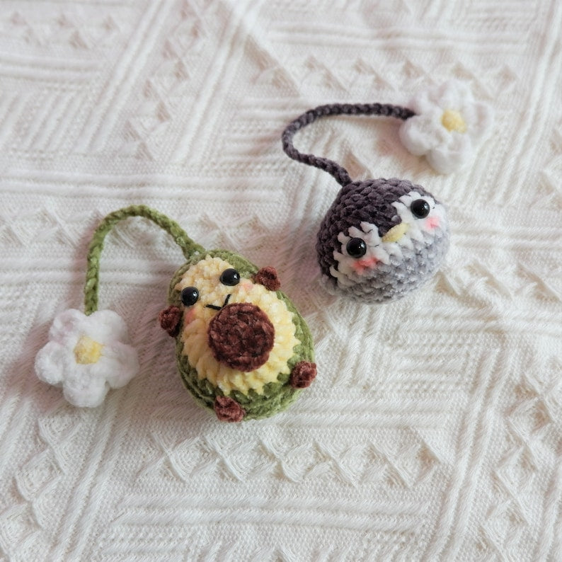 Crochet Avocado Rear View Mirror Charm with Daisy, Cute Car Hanging Ornament, Smiley Fruit Car Decor, Interior Car Accessory for Women/Teens
