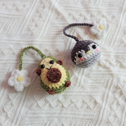 Crochet Avocado Rear View Mirror Charm with Daisy, Cute Car Hanging Ornament, Smiley Fruit Car Decor, Interior Car Accessory for Women/Teens