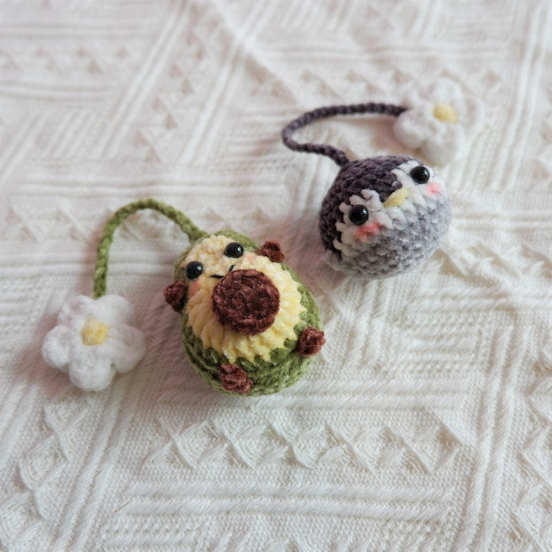 Crochet Avocado Rear View Mirror Charm with Daisy, Cute Car Hanging Ornament, Smiley Fruit Car Decor, Interior Car Accessory for Women/Teens