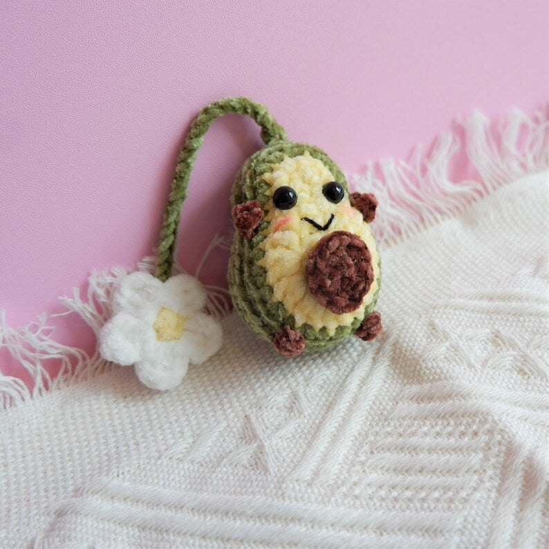 Crochet Avocado Rear View Mirror Charm with Daisy, Cute Car Hanging Ornament, Smiley Fruit Car Decor, Interior Car Accessory for Women/Teens