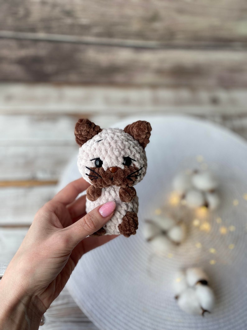 Crochet Siamese Cat Decor, Handmade Cat Ornament, Cute Kitty Collectible, Cat Lover Gift, Shelf Decor, Small Cat Decoration