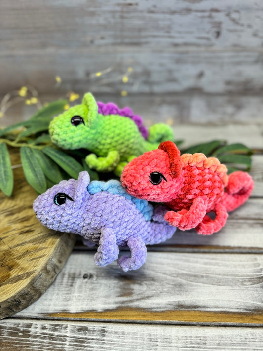 Crochet Chameleon Decor, Handmade Chameleon Ornament, Colorful Lizard Collectible, Reptile Lover Gift, Shelf Decor